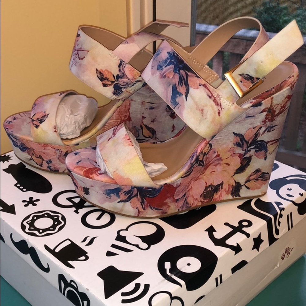 BRAND NEW Bamboo floral wedges